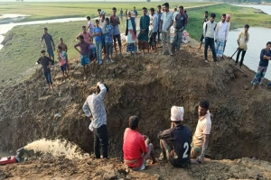 প্রশাসনের নিষেধাজ্ঞা উপেক্ষা করে বাঁধ কাটলেন মধ্যনগর ও ধর্মপাশার কৃষকরা