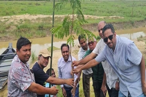 সিলেটের পর্যটনকেন্দ্র রাতারগুলে বৃক্ষরোপণ ও প্লাস্টিক বর্জ্য অপসারণ