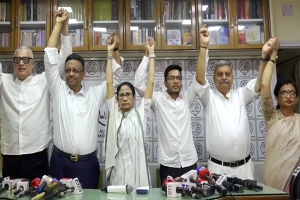 এখনই পদত্যাগ করছেন না মমতা, ভোট লুটের অভিযোগ