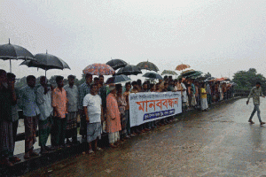 বালুখেকোদের বিরুদ্ধে ব্যবস্থা গ্রহণের দাবীতে ছাতকে মানববন্ধন
