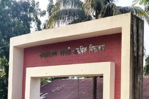 স্কুলের শ্রেণিকক্ষে ‘ভাতের হোটেল’, খাট-বিছানা!