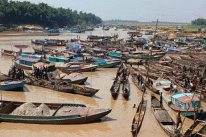 সুনামগঞ্জে মরা চেলা নদীতে শত ড্রেজারের বালু তাণ্ডব