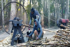 শীতের সকালে আখের রসের ঘ্রাণে মুখর যে গ্রাম