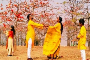ফাগুন আসার আগেই পর্যটকে মুখর শিমুল বাগান