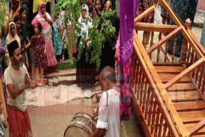 বাবার শেষ ইচ্ছা পূরণে ঢাকঢোল বাজিয়ে দাফনের প্রস্তুতি