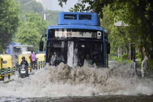 ভারী বৃষ্টিতে অচল হয়ে পড়েছে দিল্লি