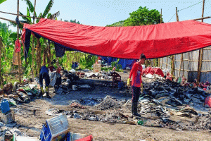 আজমিরীগঞ্জে ব্যাটারি পুড়িয়ে সীসা উৎপাদন,দূষিত হচ্ছে পরিবেশ