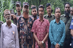 ছাতকে বালু উত্তোলনের সময় ড্রেজার মেশিন বাল্কহেড জব্দ, আটক ২