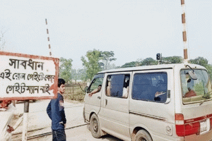 ভানুগাছ রেলওয়ে ক্রসিংয়ে নেই গেটম্যান, আতঙ্কে যাত্রী ও যানবাহন