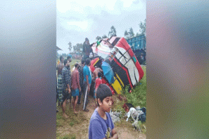 হবিগঞ্জে আকিজ কোম্পানির সামনে সড়ক দুর্ঘটনায় আহত ১৪