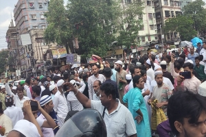 কলকাতায় রাস্তায় জুমার নামাজ আদায়ে পুলিশের বাধা
