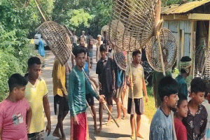 কমলগঞ্জে ধলাই নদীতে চলছে ঐতিহ্যবাহী ‘পলো বাওয়া’ উৎসব