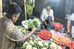 মাধবপুরে ভরা মৌসুমেও কমেনি সবজির দাম