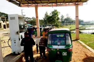​জগন্নাথপুরে গ্যাস সংকট চরমে: রান্নাবান্না বন্ধ অনেক পরিবারে, ফিলিং স্টেশনে দীর্ঘ যানজট