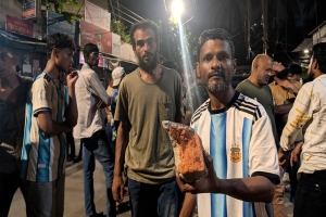 মিছিলে ইট নিক্ষেপে আহত আর্জেন্টিনা সমর্থক